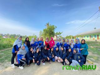 Senam pagi KKN Mahasiswa Umri bersama masyarakat Sialang Sakti dalam rangka kuatkan daya tahan tubuh